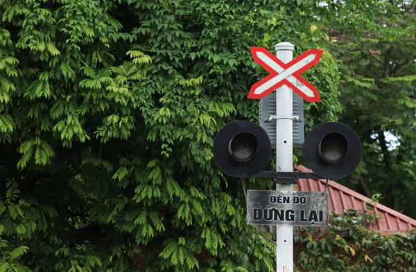 Demiryolu geçiş işareti ışıkları ile — Stok fotoğraf
