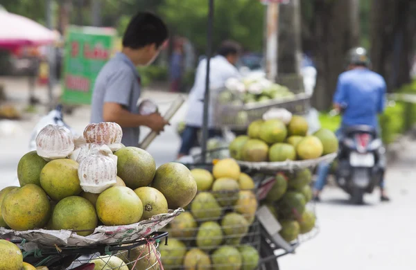 Продавцы фруктов на уличном рынке — стоковое фото