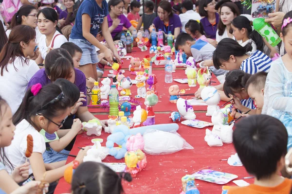 Asiatische Kinder malen und schreiben ihre Wünsche auf Wunschkarten — Stockfoto