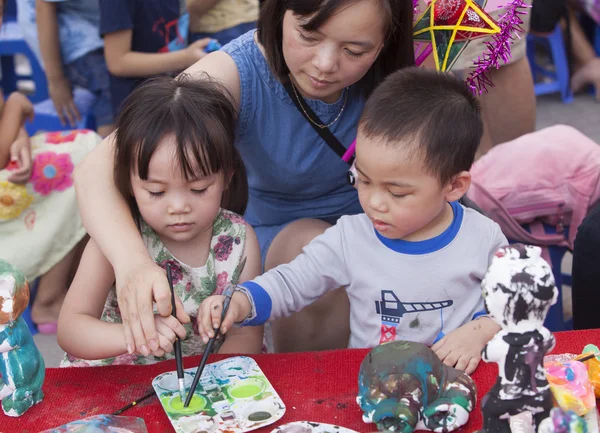 Asiatische Kinder malen und schreiben ihre Wünsche auf Wunschkarten — Stockfoto