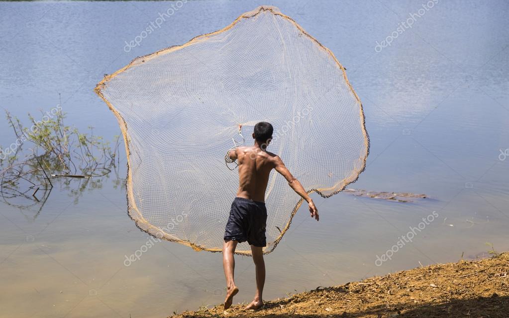 Pêcheur jeter le filet de pêche — Photo