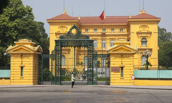 Ein Vietnamese beim Gang durch das Präsidentenhaus — Stockfoto