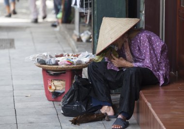 Eski Asyalı satıcı öğle yemeği olarak geleneksel pasta yeme