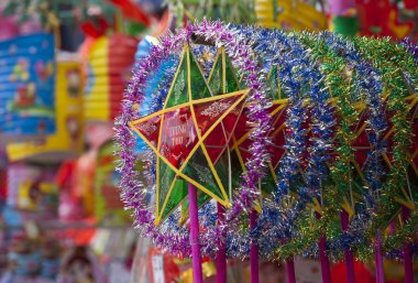 Renkli yıldız fener şeklinde