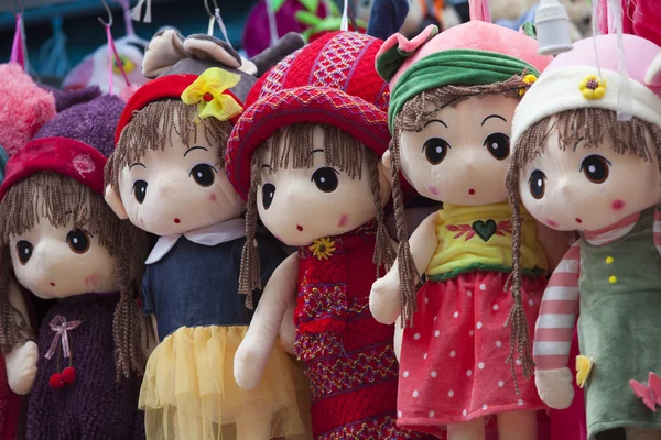 Цветные куклы висят на продажу — стоковое фото