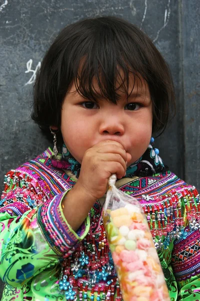 一个身份不明的苗族女孩吃糖果的肖像 — 图库照片