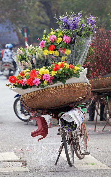 Красочные цветы на велосипеде продавца — стоковое фото