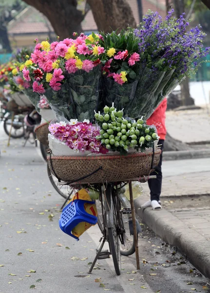 Flores coloridas em uma bicicleta de vendedor na rua Hanói — Fotografia de Stock