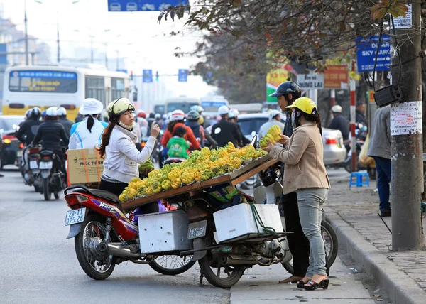 부처님의 손 과일을 사기 위해 멈추는 승객 — 스톡 사진
