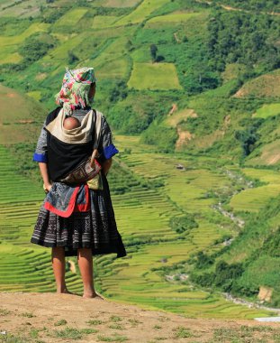 Hmong kadın bir dağ geçidinin kenarında duruyor