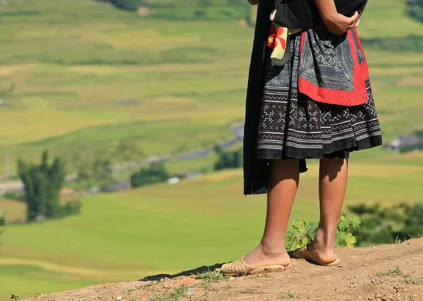 Hmong woman standing on the side of a mountain pass — Stock Photo, Image