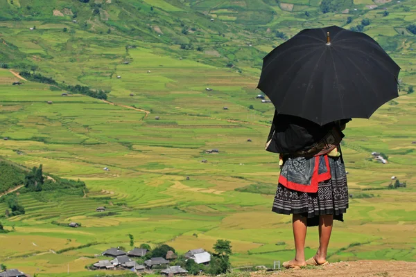 Hmong woman standing on the side of a mountain pass — Stock Photo, Image