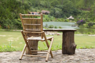 Yalnız bambu sandalye ahşap masa ile