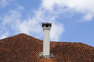 Mavi gökyüzü eski bir evin baca