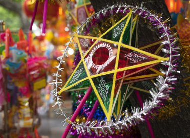 Renkli yıldız şeklinde fener Hanoi eski bir sokakta Satılık