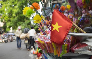 Bir sokakta Vietnam bayrağı