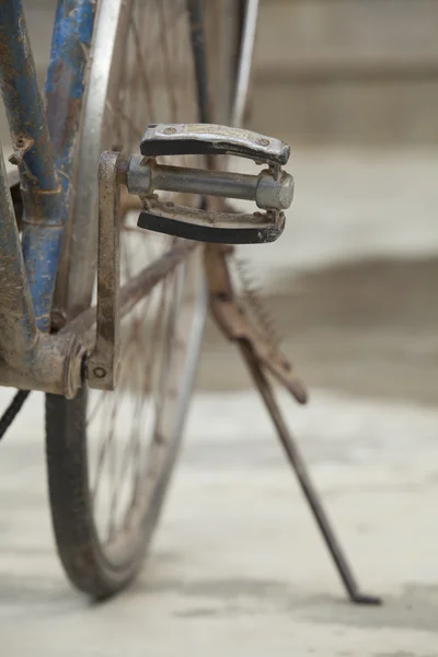 Eski bisiklet, pedal odaklanmak — Stok fotoğraf