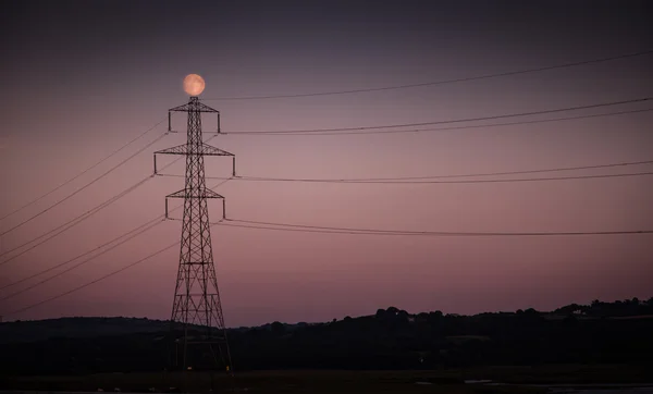 ไฟฟ้า Stanchion และดวงจันทร์ — ภาพถ่ายสต็อก