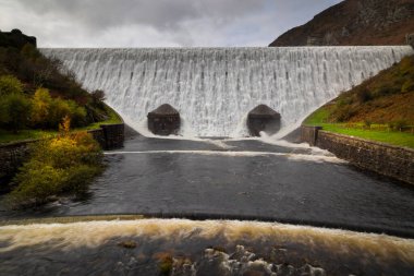 Elan Nehri 'ndeki baraj Rhayader, Mid Wales İngiltere yakınlarındaki Caban Goch rezervuarını oluşturuyor.