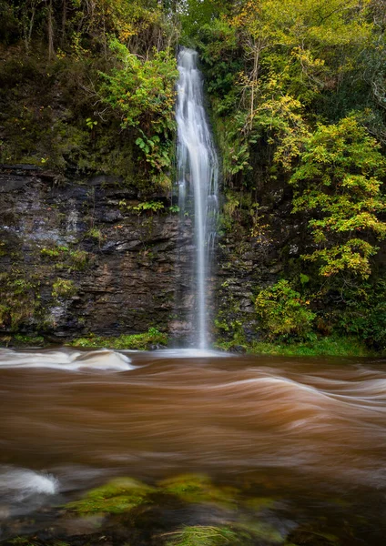 Efter Långvariga Kraftiga Regn Dök Ett Vattenfall Upp Vid Floden — Stockfoto