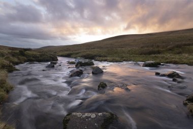 Güney Galler 'de Brecon Beacons ve Tawe nehri üzerinde gün batımı.