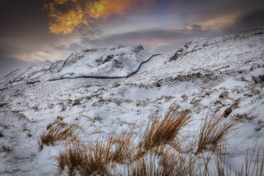 Cribarth Dağı 'nın etrafındaki kuru bir taş duvar' kolye 'ya da Güney Galler Brecon Beacons, İngiltere' nin Abercrave bölgesinde uyuyan dev '.