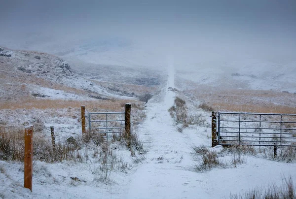 Caminho Que Leva Uma Nuvem Neve Brecon Beacons Reino Unido — Fotografia de Stock