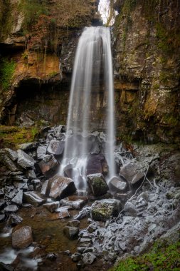 Resolven, Neath, Güney Galler 'deki güzel Melincourt şelalesinde kış.
