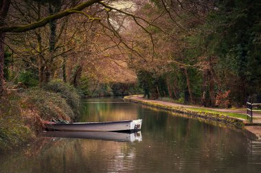 Swansea Kanalı 'nda Clydach' tan Ynysmeudwy 'ye giden küçük bir tekne artık popüler bir patika, patika ve Ulusal Döngü Ağı' nın bir parçası.