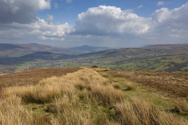 Brecon Beacons 'daki Tor y Foel Tepesi' nin yamaçlarından bir manzara, Siyah Dağ 'daki Sugarloaf Dağı' na doğru bakıyor.