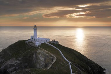 Güney Stack Deniz Feneri 'nde akşam. Kutsal Ada' nın kuzey batı kıyısında Ynys Lawd adında küçük bir adanın zirvesine inşa edildi.