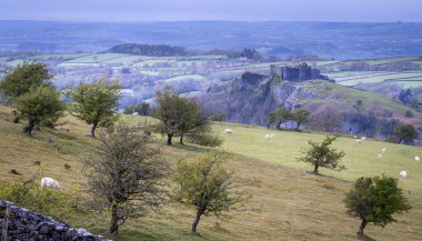 Carreg Cennen Şatosu Carmarthenshire, Güney Galler 'deki Cennen Nehri' nin yakınındaki bir tepenin üzerinde duruyor.