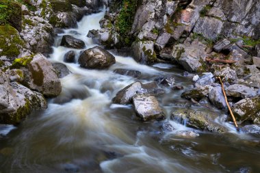 Pwll y berw nehri, Güney Galler 'deki Dinas kayalığında sağanak yağıştan sonra.