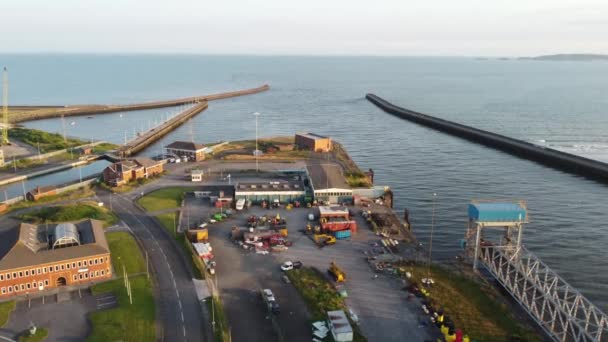 Swansea 2021年7月8日 イギリス Swansea Dockにつながる東西の桟橋の空中ビュー — ストック動画