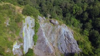 Glynunder, Güney Galler yakınlarındaki Pontneddfechan 'da bulunan bir kaya tırmanışçıları cenneti olan Dinas Rock' ın insansız hava aracı görüntüsü.
