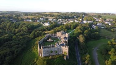 Manorbier, İngiltere - 13 Temmuz 2021: Batı Galler 'deki Manorbier insansız hava aracı görüşü.