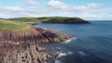 Batı Galler 'in Manorbier kıyılarındaki güzel berrak su.