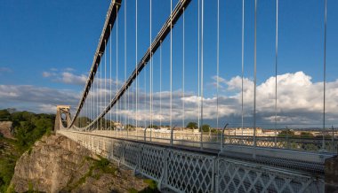 Bristol, İngiltere - 1 Ağustos 2021: Avon Vadisi ve Avon Nehri boyunca uzanan Clifton Köprüsü, Bristol 'deki Clifton' u İngiltere 'nin Kuzey Somerset kentindeki Leigh Ormanı' na bağlar.