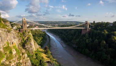 Bristol, İngiltere - 1 Ağustos 2021: Avon Vadisi ve Avon Nehri boyunca uzanan Clifton Köprüsü, Bristol 'deki Clifton' u İngiltere 'nin Kuzey Somerset kentindeki Leigh Ormanı' na bağlar.