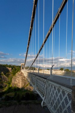 Bristol, İngiltere - 1 Ağustos 2021: Avon Vadisi ve Avon Nehri boyunca uzanan Clifton Köprüsü, Bristol 'deki Clifton' u İngiltere 'nin Kuzey Somerset kentindeki Leigh Ormanı' na bağlar.