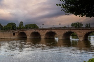 Worcester, İngiltere - 11 Ağustos 2021: Worcesters İngiltere 'de Severn Nehri' ni kaplayan güzel ve tarihi köprü
