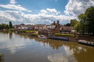 İngiltere 'nin Severn kentindeki editör Upton - 10 Ağustos 2021: İngiltere' nin tarihi Worcester kentinin hemen güneyindeki Upton 'daki nehir kenarı.