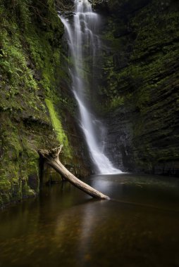 Sgwd Gwladus Şelalesi 'nin yukarısındaki nehir boyunca yer alan Çavuş Einion Gam, Şelale Bölgesi olarak bilinen Güney Galler bölgesinde ulaşılması zor bir şelaledir..
