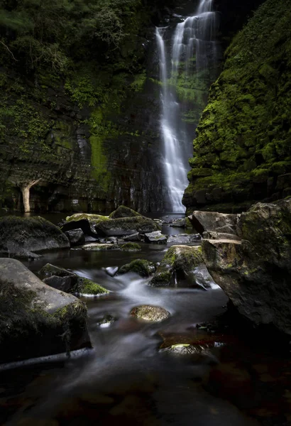 Sgwd Gwladusの滝の上の川沿いに位置するSgwd Einion Gamは ウォーターフォールカントリーとして知られている南ウェールズ地域にアクセスするのが難しい滝です — ストック写真