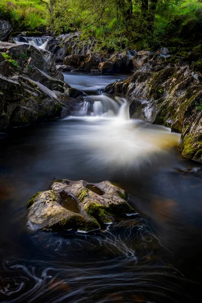 Água Cascata Através Das Rochas Rio Irvon Mid Wales Reino — Fotografia de Stock