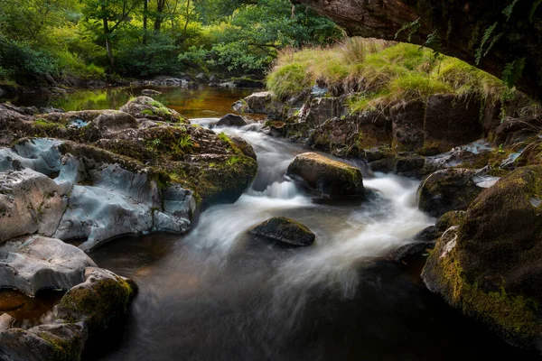 英国中部のアイルフォン川の岩を流れる水 — ストック写真