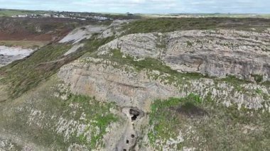 Culver Hole, Güney Galler 'deki Gower yarımadasındaki Eynon Limanı' ndaki bir uçurumda gizlenmiş 60 ortaçağ taşından bir duvar..