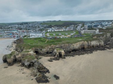 Perranporth, İngiltere - 13 Ekim 2025: Perranporth Sahili 'ndeki dramatik uçurumların havadan görünüşü, İngiltere