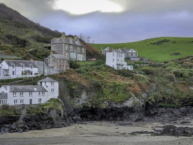 Editör Port Isaac, İngiltere - 13 Ekim 2025: Kuzey Cornwall, İngiltere 'deki Port Isaac körfezine bakan güzel kırsal mimari