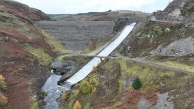 Llyn Brianne barajından sızan su, Galler 'in ortasındaki Towy nehrinin akıntısı..